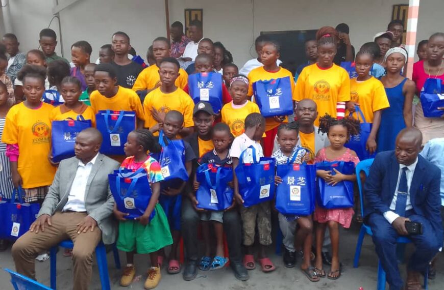 Kwango : la FOMBAT distribue des kits scolaires à plus de 150 élèves de…
