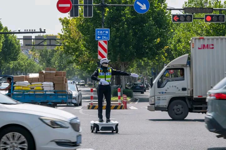 Chine : un robot agent de circulation testé pour réguler le trafic